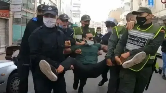 بعد “ صفعة ” الممرض صورة أخرى تثير جدلا بالمواقع