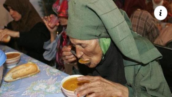 غياب موائد الرحمان يدفع مغاربة إلى فتح بيوتهم للمحتاجين وعابري السبيل