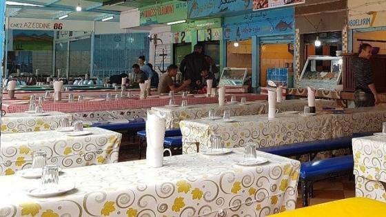 احتجاج أرباب مطاعم السمك بأكادير ضد تهجيرهم من موقعهم في مدخل الميناء