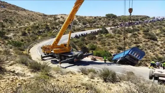 ارتباك في حركية السير بمنعرجات تابوكا شمال أكادير لإزاحة شاحنة منقلبة