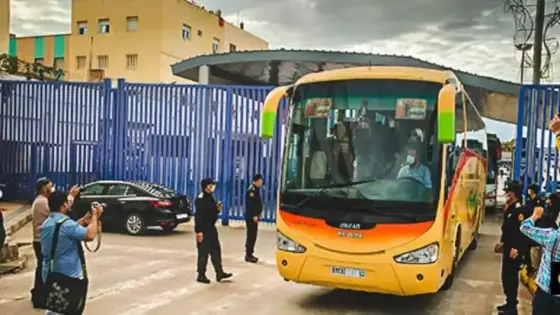 بالصور لحظة خروج المغاربة العالقين في مليلية المحتلة
