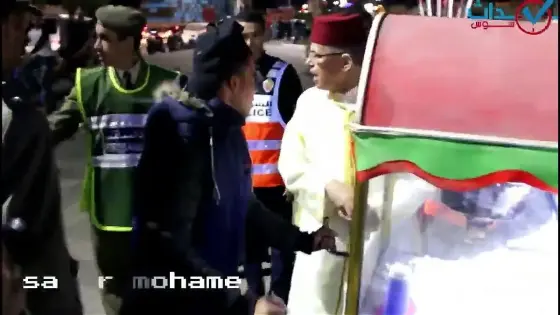 عامل تارودانت يتجول في شوارعها ويتناول فشار مع المواطنين