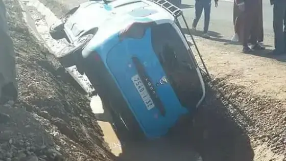 انزلاق سيارة أجرة يسبب حادثة خطيرة نواحي تامري