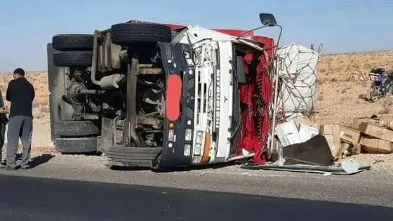 إنقلاب شاحنة ب ” الأخصاص ” نواحي تزنيت