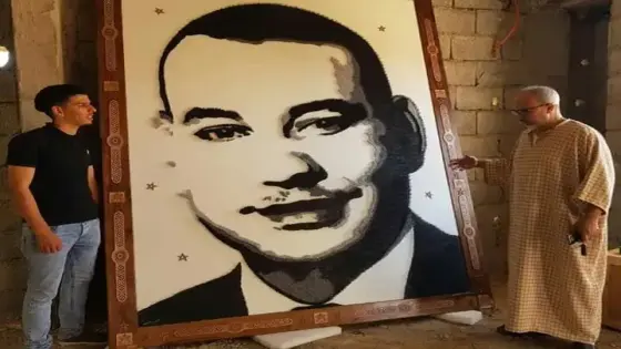 بمسامير وخيوط .. شاب يرسم أكبر لوحة تشكيلية للملك محمد السادس