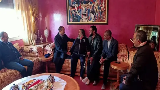 المدير الجهوي للثقافة باكادير يزور بمعية فنانين مسرحين المسرحي اعبابو عبد القادر للاطلاع على وضعه الصحي .