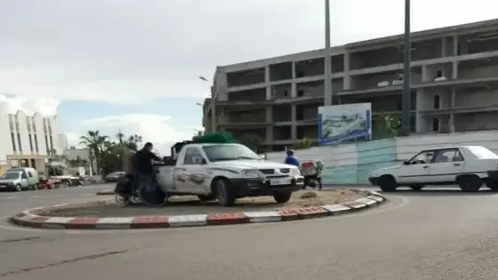 صاحب ” بيكوب ” يبيع الليمون وسط مدارة في أكادير