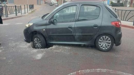 سقوط سيارة في بالوعة للصرف الصحي تغضب المواطنين بأكادير