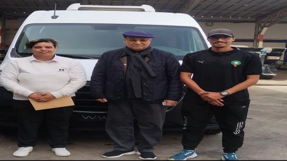 مولاي حمدي ولد الرشيد يفي بوعده و يهدي نادي الجيل الجديد النسوي بطرفاية حافلة من النوع الممتاز