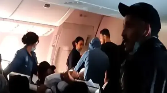 شاب يحاول فتح باب طائرة قطرية قادمة إلى المغرب والقفز من علو 12 ألف متر