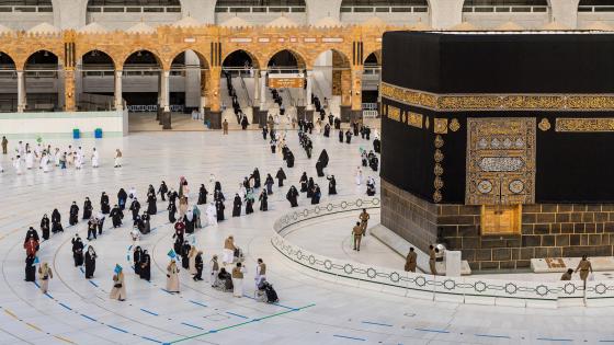 بشروط ، ومن هذا التاريخ السعودية تعيد فتح العمرة في وجه الغير مقيمين