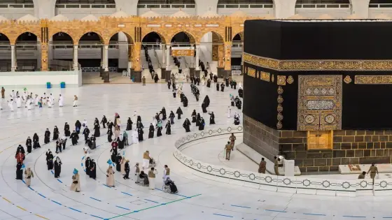 بشروط ، ومن هذا التاريخ السعودية تعيد فتح العمرة في وجه الغير مقيمين