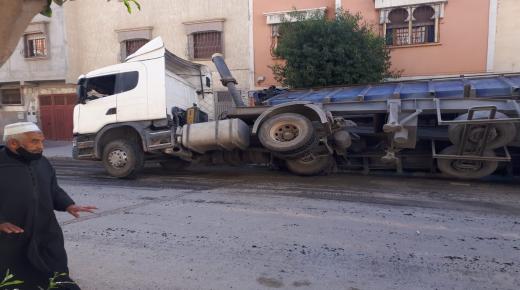إنقلاب شاحنة توزع ” الزفت ” بطرق إنزكان