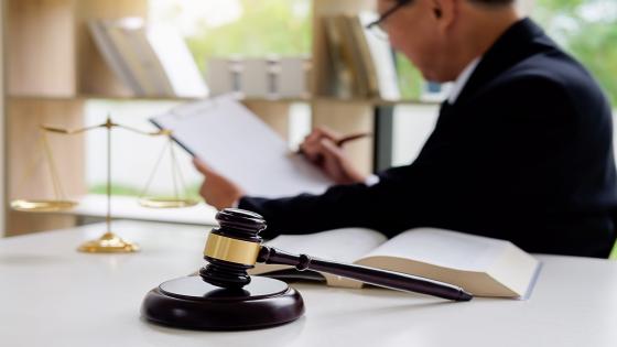 حكم قضائي أول من نوعه في قضايا الإدمان.. إيداع متهم في مؤسسة للعلاج عوض سجنه