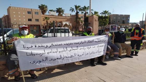 العمال المياومون يخرجون للإحتجاج بعد طردهم من طرف رئيس جماعة تزنيت
