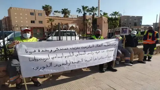 العمال المياومون يخرجون للإحتجاج بعد طردهم من طرف رئيس جماعة تزنيت