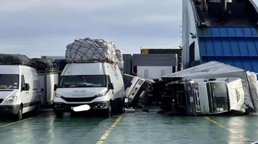 خسائر فادحة في إنقلاب سيارات وسط باخرة بحرية بسواحل طنجة