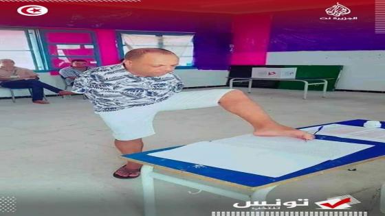 صورة لمواطن تونسي في وضعية إعاقة وهو يصوت تخلق الحدث في مواقع التواصل الاجتماعي وتكسب تعاطف المغاربة