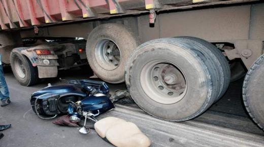 جماعة الدراركة : مصرع سائق دراجة تحت عجلات شاحنة من الحجم الكبير