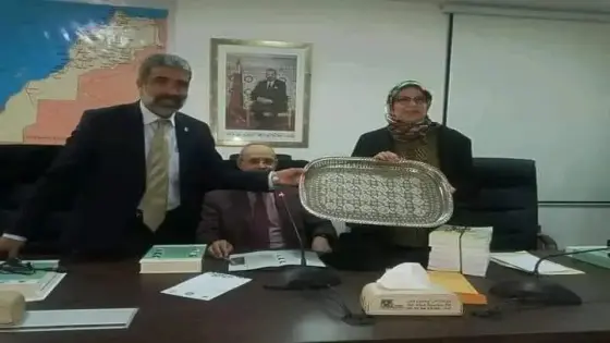 فضيحة بعد إهداء ” صينية ” لأستاذة جامعية في حفل تكريمها