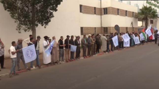 مهنيّو نقل البضائع يحتجون بسوق الجملة بإنزكان رفضًا لتأخر تفريغ الحمولات
