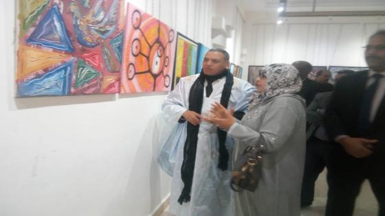 الفنانة ميلكة عزي تحي معرضا للفن التشكيلي بالعيون بحضور والي الجهة