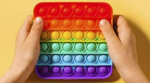 أكادير : لعبة بألوان علم المثلية الجنسية تثير سخط المواطنين