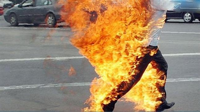 ” خطاف ” يضرم النار في جسده قرب مقر الدرك الملكي بآيت عميرة