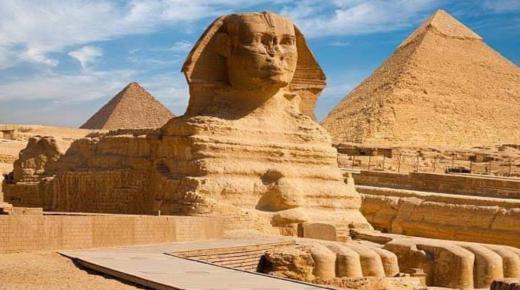 تمثال أبو الهول وهو “نائم” يثير جدلا واسعا بمصر
