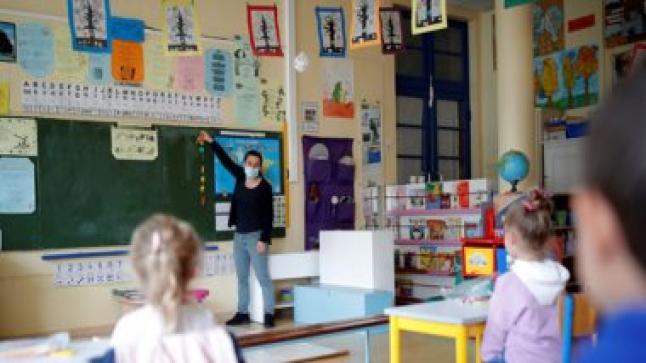 رفع تدابير الحجر الصحي يتواصل بفرنسا من خلال إعادة فتح المدارس الإعدادية