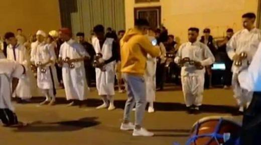 شباب يحتفلون باسم ” بوجلود ” ليلا في خرق للطوارئ بأكادير