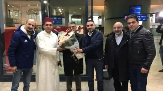 استقبال المغاربة بالورود من قلب الجزائر
