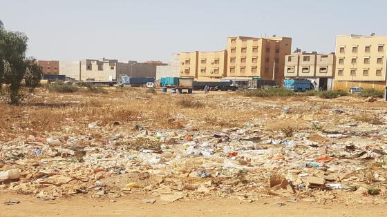 في صمت تام من طرف المصالح المعنية.. بقعة أرضية بحي النشاط أولاد تايمة تتحول إلى مطرح عشوائي للنفايات