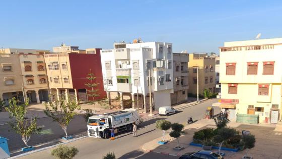 شاحنة أزبال تزعج الساكنة بأصوات خيالية في إنزكان. 