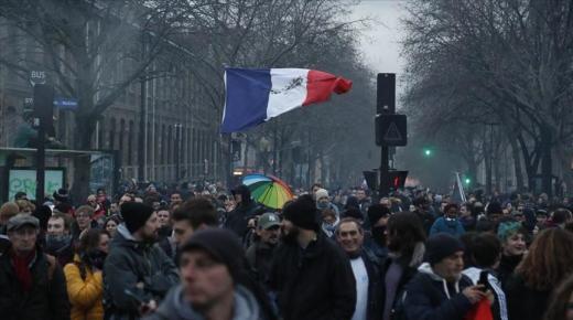 تأجج الوضع بفرنسا بعد رفض ”الشهادة الصحية” واشتباكات بين المواطنين والشرطة