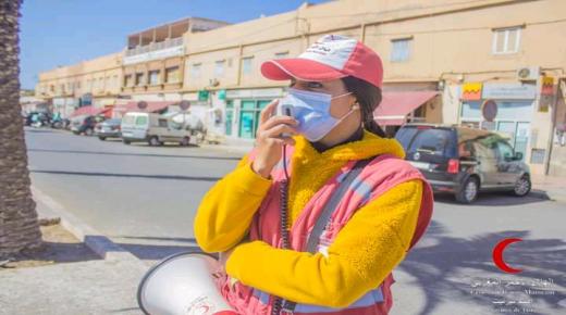 الهلال الأحمر المغربي فرع تيزنيت في حملة تحسيسية بالمدينة بأهمية احترام قانون السير