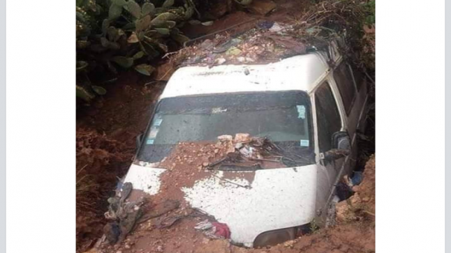 انقلاب سيارة النقل المزدوج بجماعة إجوكاك بسبب فيضان الشعاب وأنباء عن خسائر في الأوراح