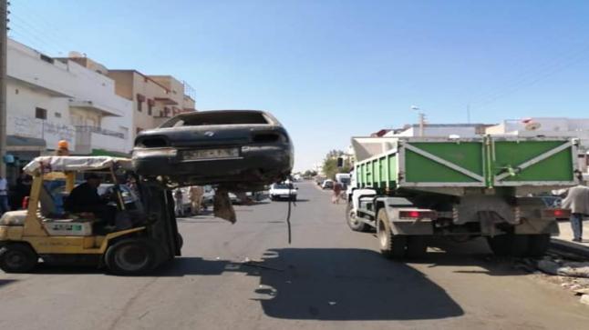 أكادير: تنظيف شوارع المدينة من السيارات المتخلى عنها