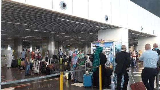 وصول 109 مواطنا مغربيا عائدا من جزر الكاناري إلى مطار الحسن الأول بالعيون