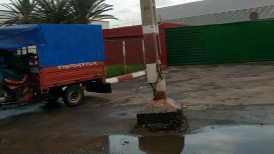 عمود كهربائي آيل للسقوط يهدد المواطنين بآيت ملول