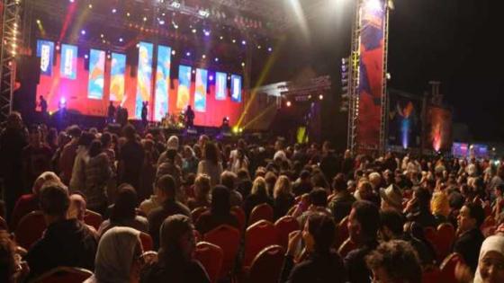 انهيار منصة مهرجان كناوة بحضور ازولاي والأعرج وإصابات في صفوف الفنانين (الفيديو )