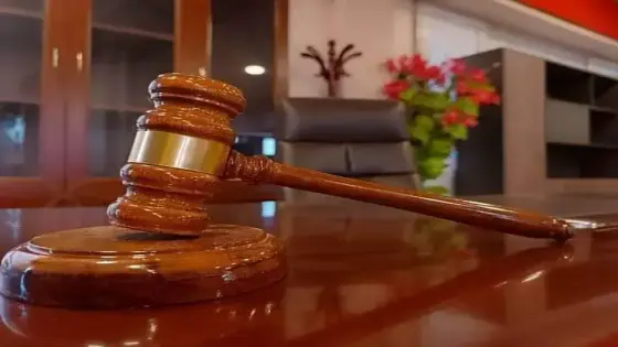 القضاء يعتقل متهمين بتبديد المال العام