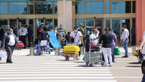 بالفيديو ، أجواء وصول أول طائرة للمغاربة العالقين بالخارج بمطار أكادير