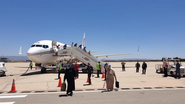 طائرة تحط بمطار وجدة على متنها 106 مغربياً من العالقين بإسبانيا