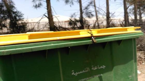 مواطنون يتساءلون من وراء إقفال حاوية للنفايات بجماعة تمسية