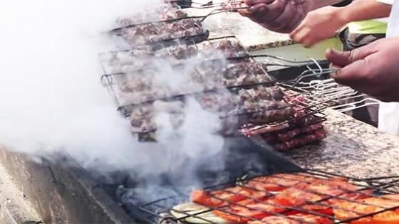 مطالب عاجلة بخصوص بعض محلات بيع المأكولات .. احتلال الملك العمومي و غياب الصحة و السلامة وسط تغافل السلطات المختصة