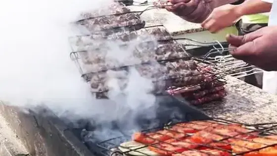 مطالب عاجلة بخصوص بعض محلات بيع المأكولات .. احتلال الملك العمومي و غياب الصحة و السلامة وسط تغافل السلطات المختصة