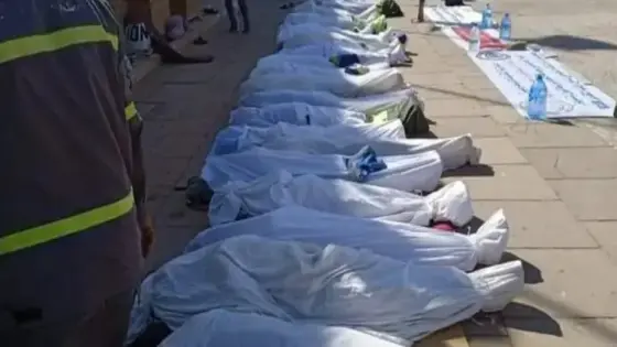 أكادير : عمال الإنعاش يحتجون بارتداء الأكفان للمطالبة بتصحيح الأوضاع.
