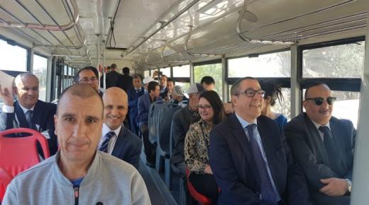 اكادير : وزير الثقافة رفقة والي الجهة يقلان حافلة “الزا” لزيارة قصبة اكادير اوفلا