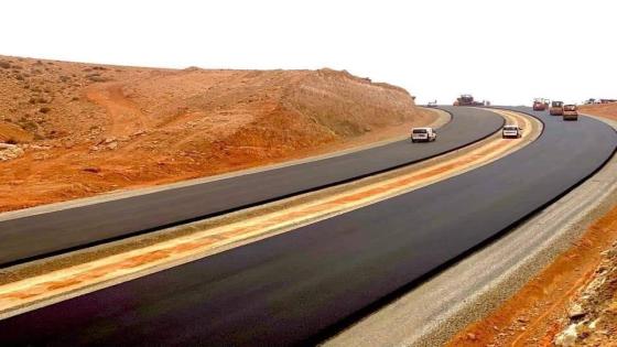 جهة درعة تافيلالت تراقب في صمت سرعة معالجة الطريق السريع بين المدينتين. تيزنيت-العيون.